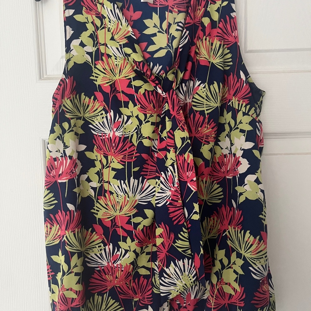 Sleeveless top with tie at neck